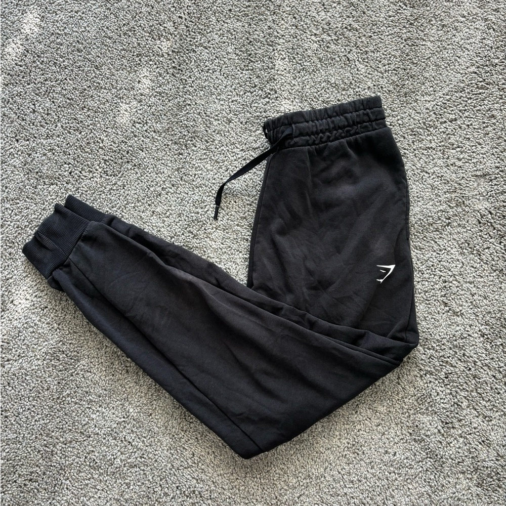 Black gymshark crest joggers‎